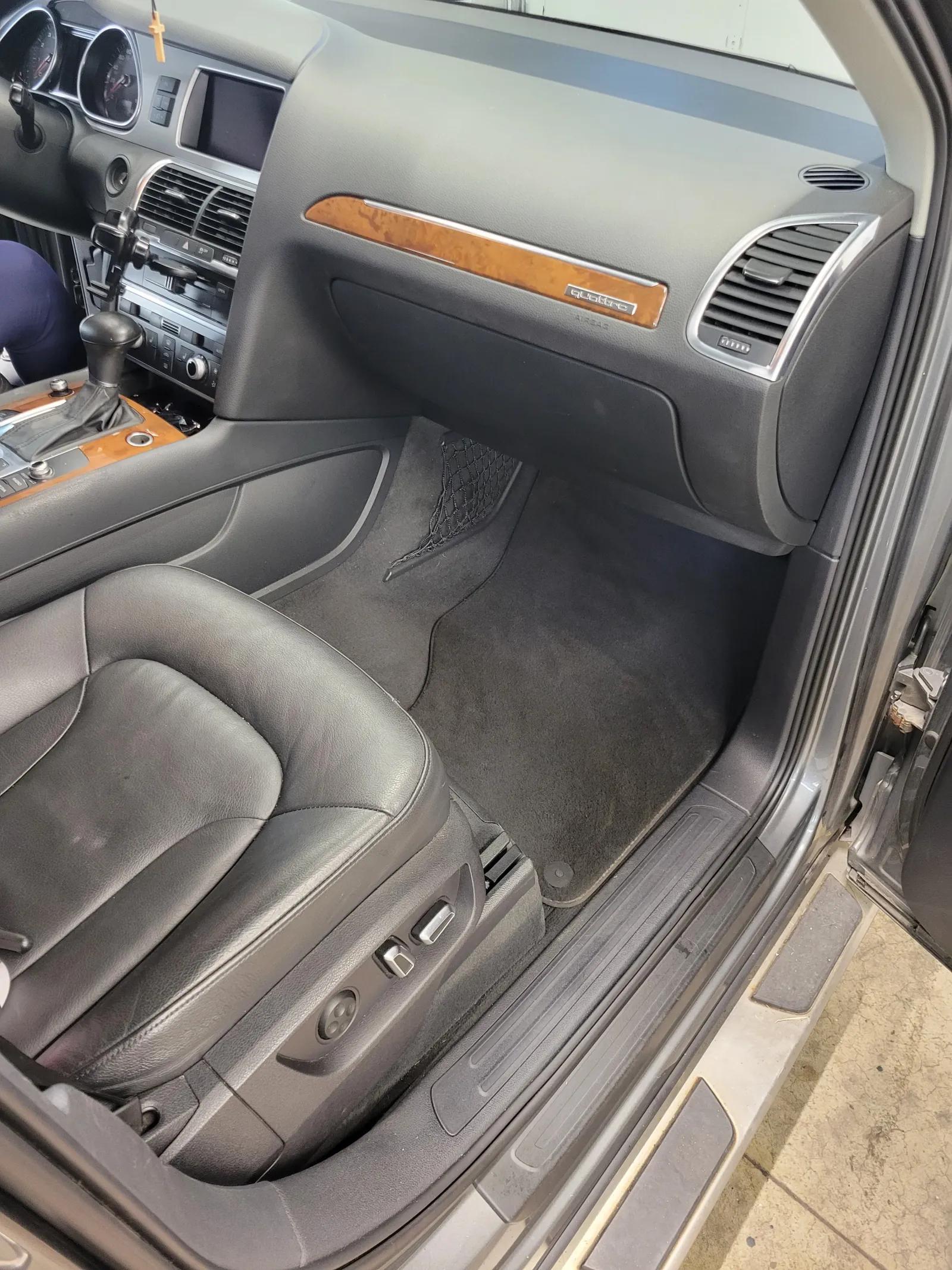 Audi Q7 — interior detail by GNelson Detailing